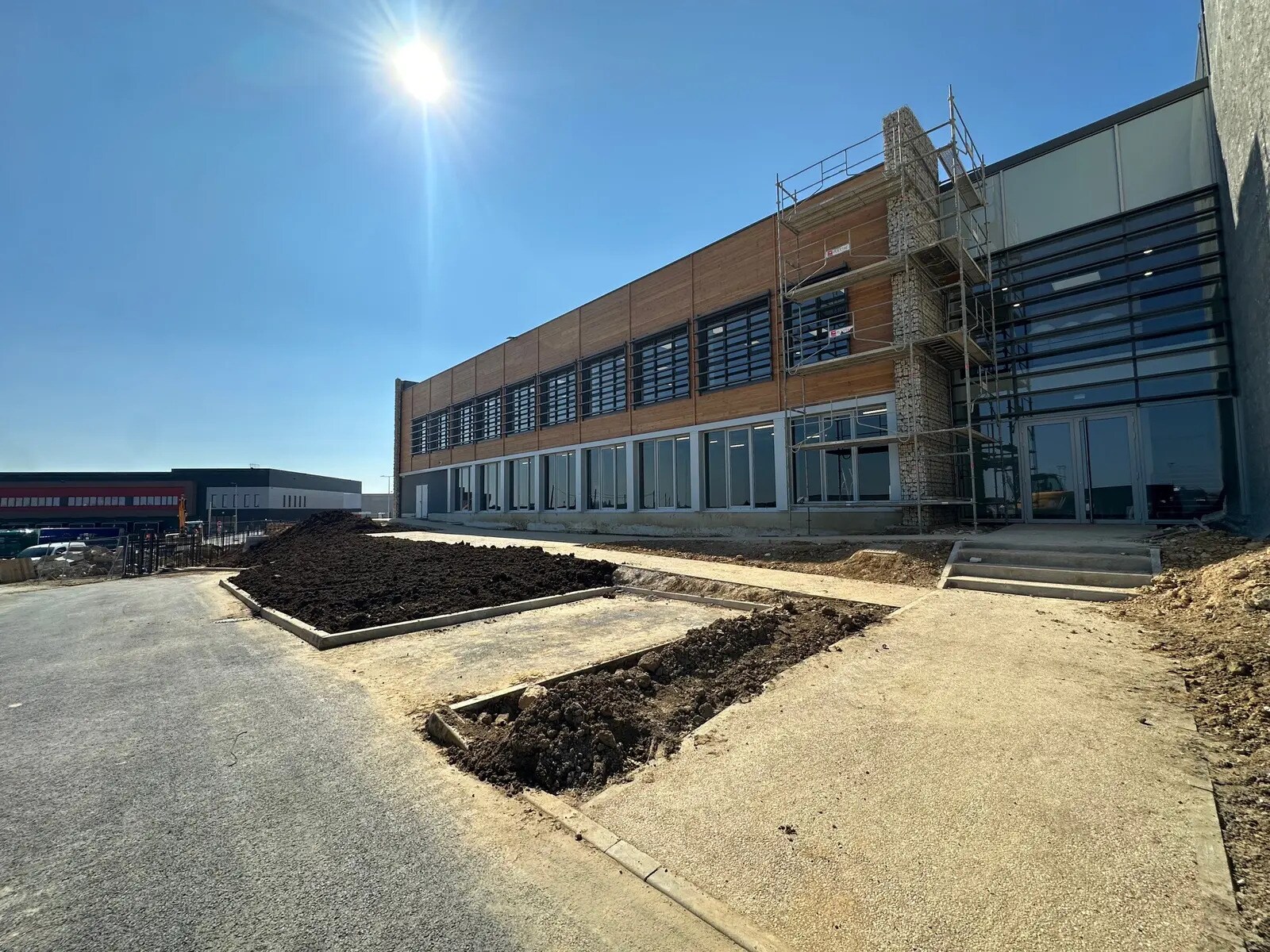 Local d’activités dans Louvres à louer Photo de la construction– Image 1 sur 8