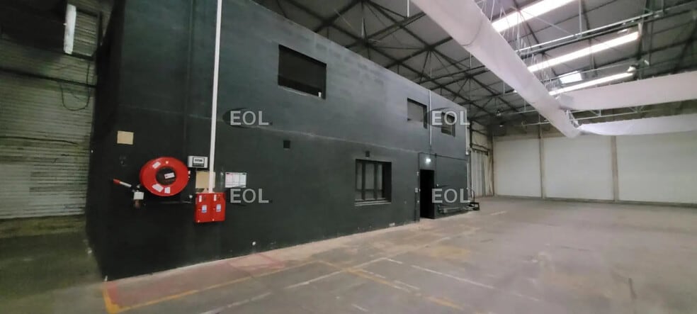 Industriel/Logistique dans à louer - Photo de l’immeuble – Image 3 sur 5