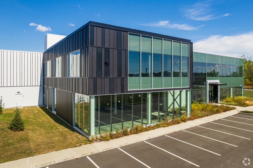 1110 Rue Bousquet, Granby, QC à vendre - Photo de l’immeuble – Image 3 sur 21