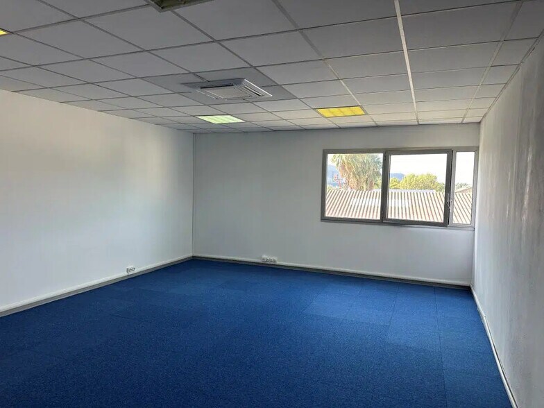 Bureau dans Aubagne à louer - Photo de l’immeuble – Image 1 sur 4
