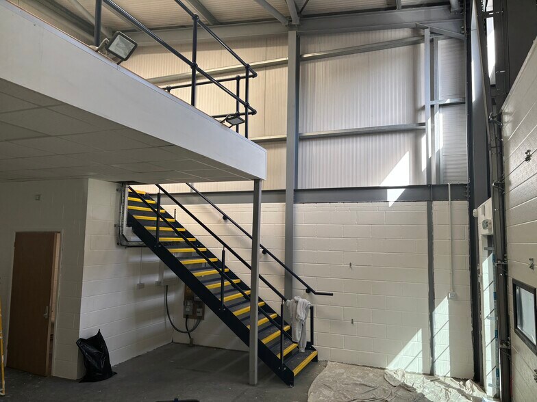 Industriel/Logistique dans Unit 75 Portfield Works, Chichester By Pass,, Chichester à louer - Photo de l’immeuble – Image 3 sur 3