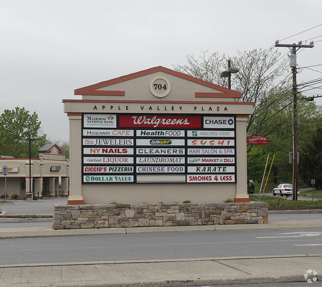 702-706 Freedom Plains Rd, Poughkeepsie, NY à louer - Photo de l’immeuble – Image 2 sur 6