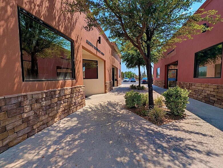 545 E Redd Rd, El Paso, TX à vendre - Photo de l’immeuble – Image 2 sur 19