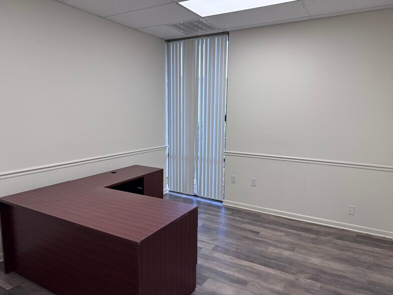 3941-3943 Baymeadows Rd, Jacksonville, FL à louer - Photo intérieure – Image 3 sur 8