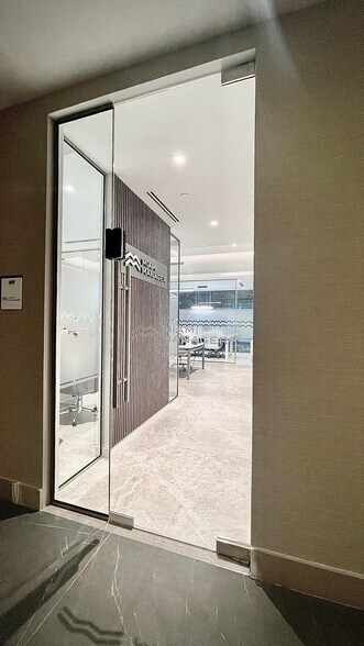 2980 NE 207th St, Aventura, FL à louer - Photo de l’immeuble – Image 3 sur 18