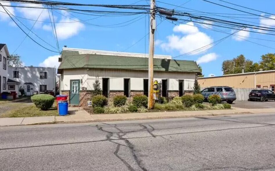2271 E Farragut Ave, Bristol, PA à vendre - Photo de l’immeuble – Image 2 sur 12