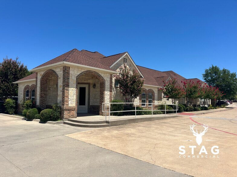 3327 Colorado Blvd, Denton, TX à louer - Photo de l’immeuble – Image 1 sur 7
