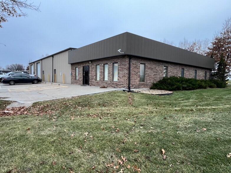 401 SE Fleetway Dr, Lee's Summit, MO à vendre - Photo de l’immeuble – Image 2 sur 4