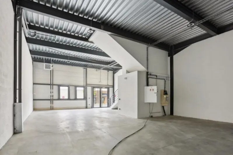 Local d'activités dans Rillieux-la-Pape à vendre - Photo de l’immeuble – Image 3 sur 4