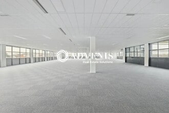 Local d’activités dans Guyancourt à louer Photo de l’immeuble– Image 2 sur 6