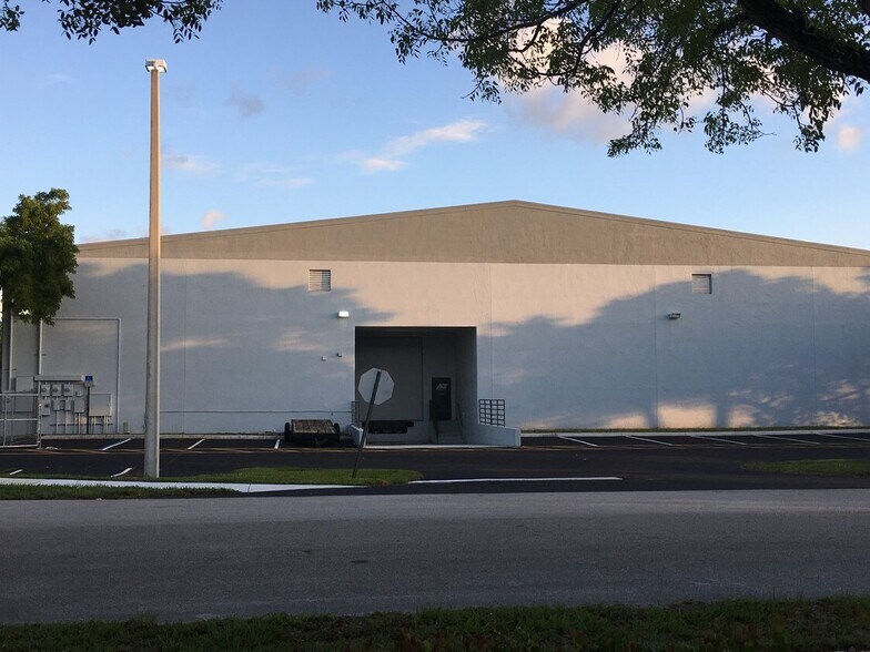 1700 Banks Rd, Margate, FL à louer - Photo de l’immeuble – Image 2 sur 8