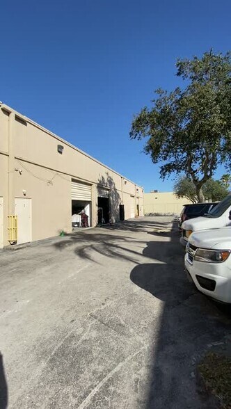 8001 W 26th Ave, Hialeah, FL à louer - Vidéo sur l’annonce professionnelle – Image 2 sur 13