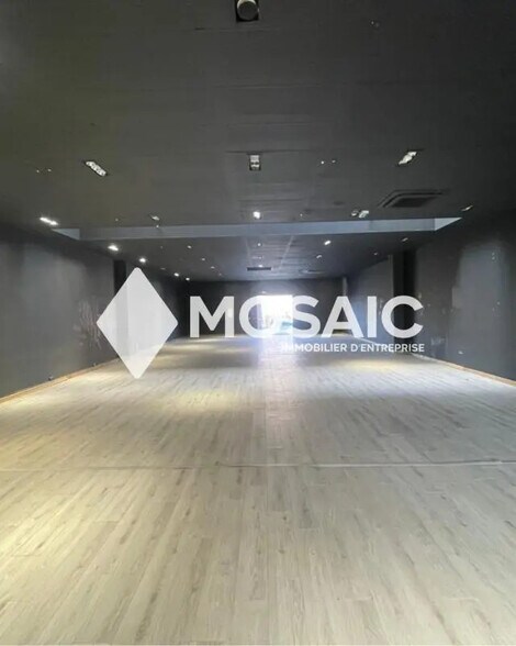 Local commercial dans Mandelieu-la-Napoule à louer - Photo de l’immeuble – Image 3 sur 8