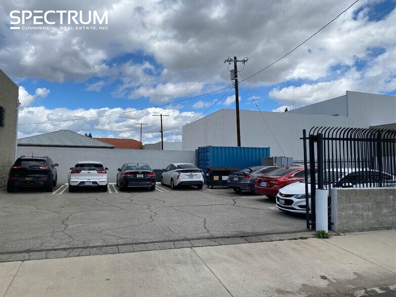 7002 Sophia Ave, Van Nuys, CA à louer - Photo de l’immeuble – Image 3 sur 7