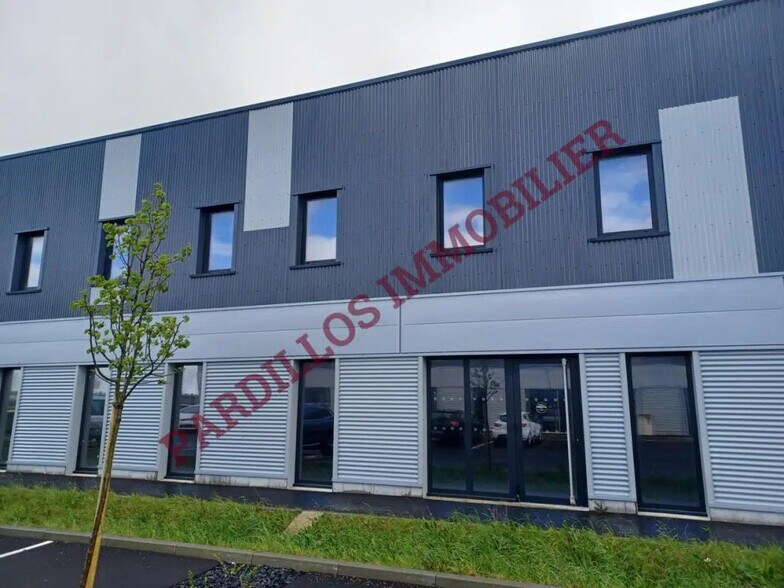 Local d'activités dans Ifs à vendre - Photo de l’immeuble – Image 2 sur 10