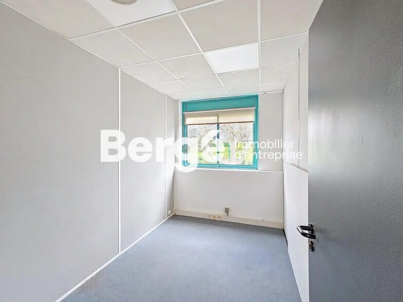 Bureau dans Mandelieu-la-Napoule à vendre - Photo de l’immeuble – Image 3 sur 13