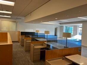 1100 Flynn Rd, Camarillo, CA à louer Photo intérieure– Image 2 sur 4