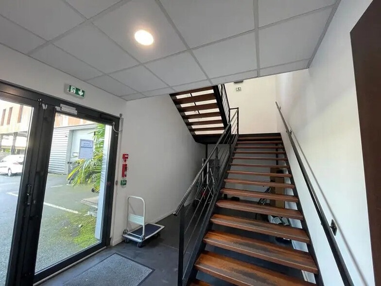 Local d'activités dans Canéjan à vendre - Hall d’entrée – Image 3 sur 8