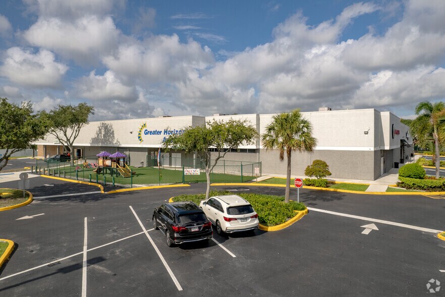 5880 W Oakland Park Blvd, Lauderhill, FL à louer - Photo de l’immeuble – Image 2 sur 11