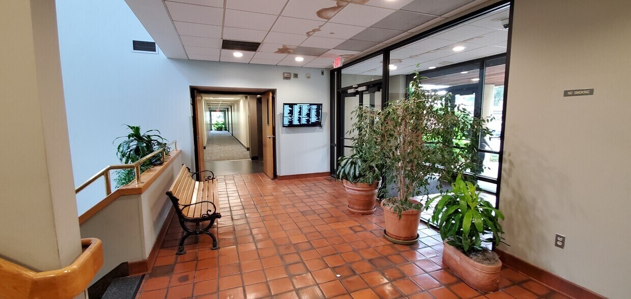955 Main St, Winchester, MA 01890 - Lot 305 - - Photo intérieure - Image 2 of 9