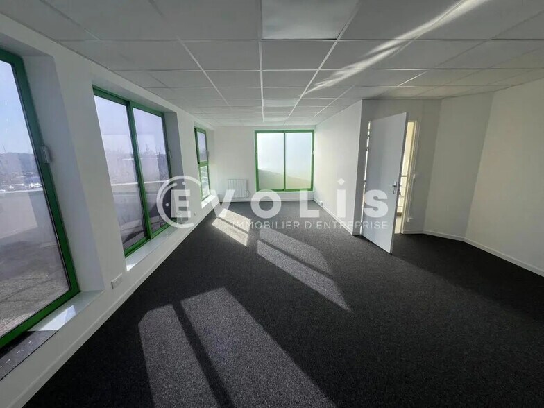 Bureau dans Combs-la-Ville à louer - Photo intérieure – Image 1 sur 8