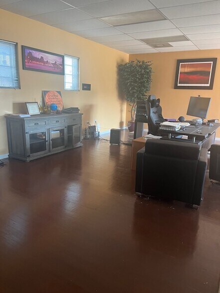 4613 E R L Thornton Fwy, Dallas, TX à louer - Photo de l’immeuble – Image 3 sur 8