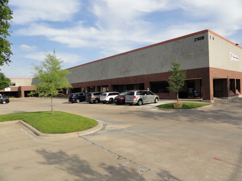 2109 Luna Rd, Carrollton, TX à louer - Photo de l’immeuble – Image 2 sur 5