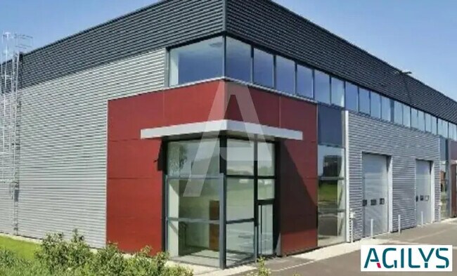 Plus de détails pour 4 Rue Du Maréchal De Lattre De Tassigny, Élancourt - Local d'activités à louer