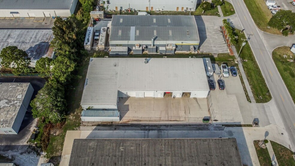 3231 SE Slater St, Stuart, FL à vendre - Photo de l’immeuble – Image 3 sur 28