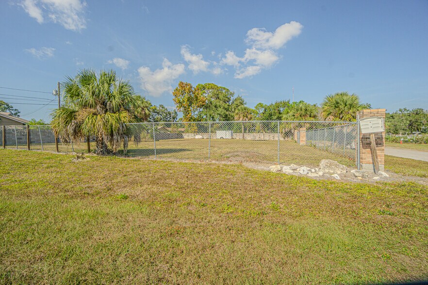 7598 90th Street, Seminole, FL à vendre - Photo de l’immeuble – Image 3 sur 36