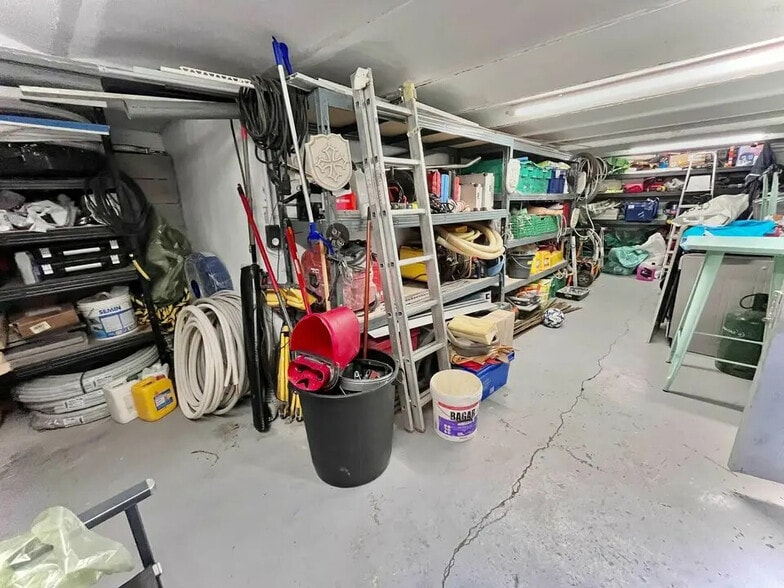 Industriel/Logistique dans Nice à vendre - Photo de l’immeuble – Image 1 sur 3