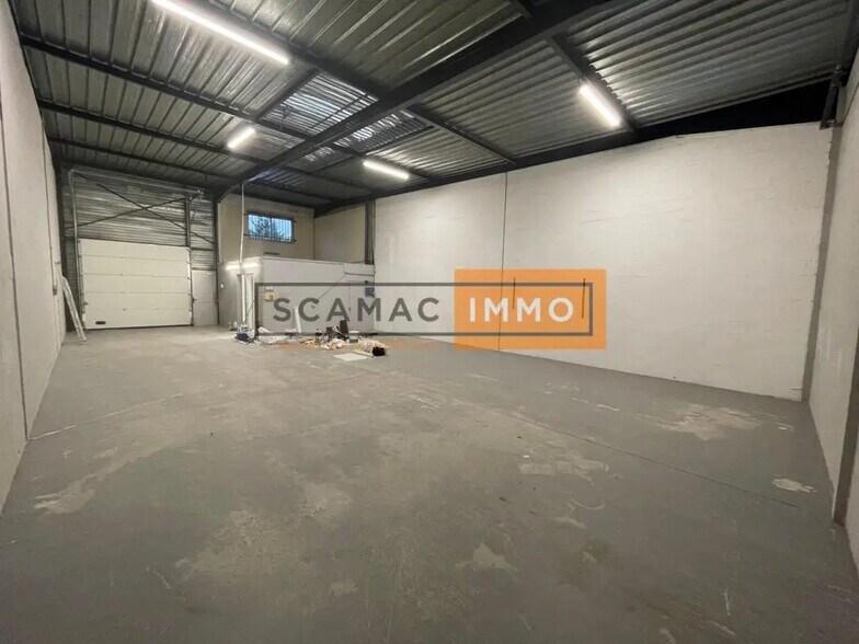 Local d’activités dans  à louer - Photo de l’immeuble – Image 2 sur 4