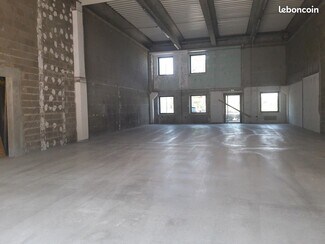Plus de détails pour Local d'activités à louer