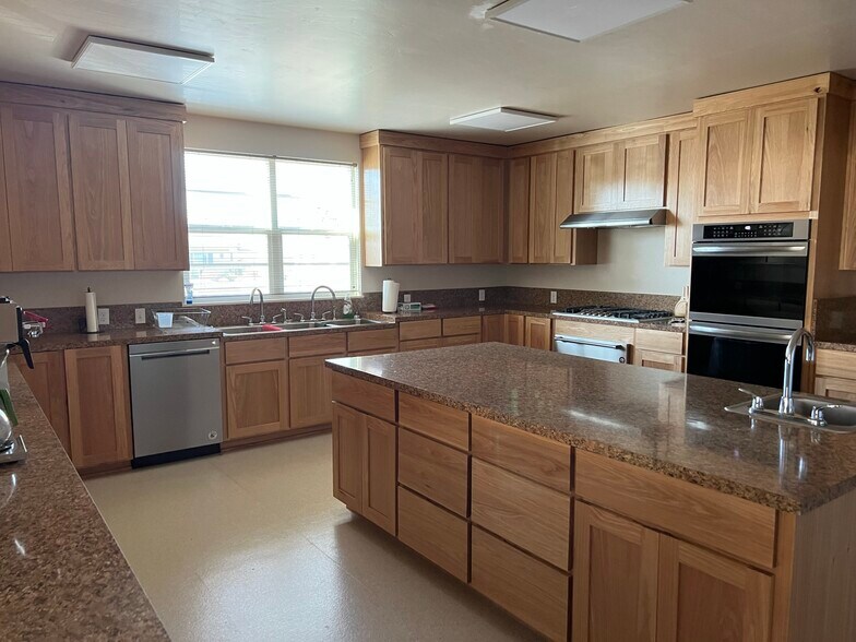 750 W 10th Ave, Junction City, OR à louer - Photo de l’immeuble – Image 3 sur 12