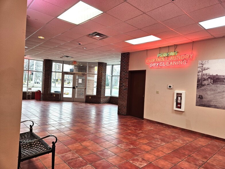 100 S Michigan Ave, Saginaw, MI à louer - Hall d’entrée – Image 2 sur 23