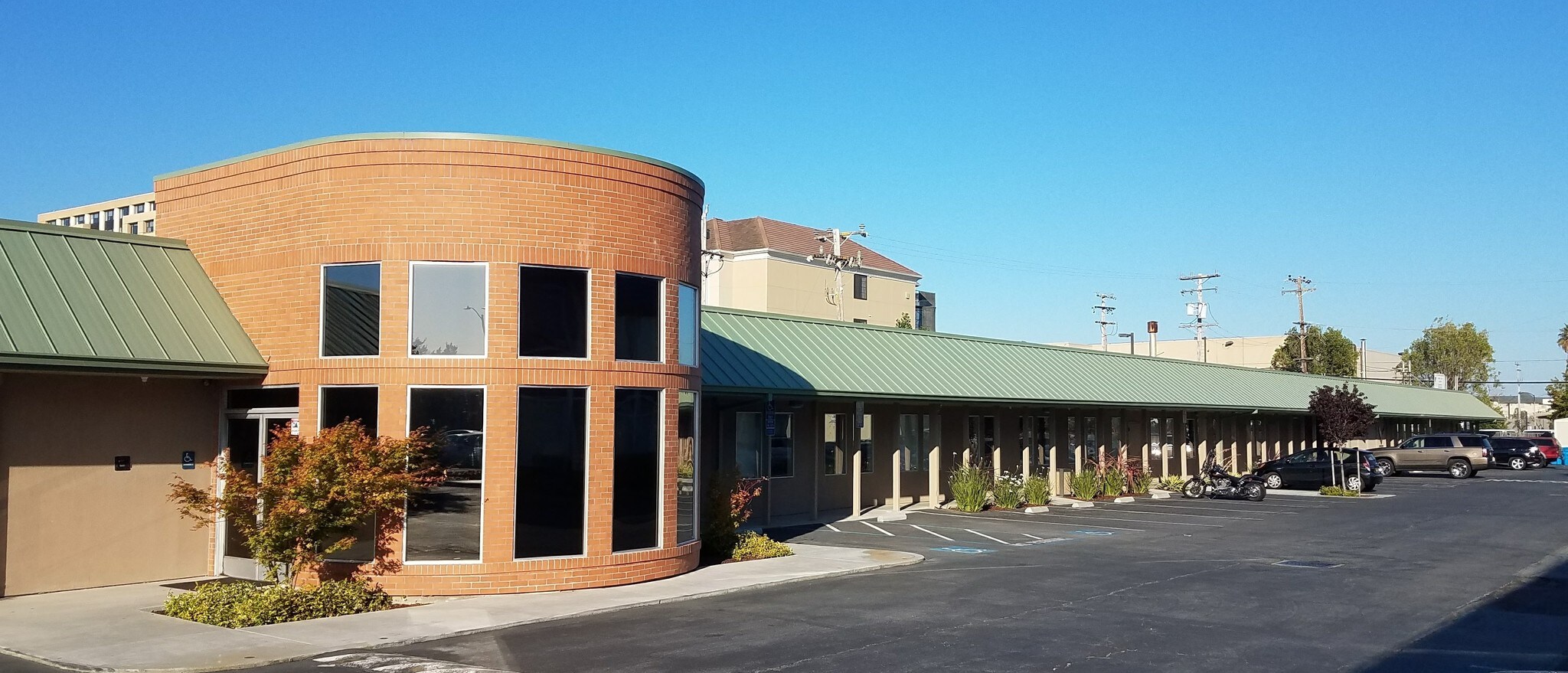 819 Mitten Rd, Burlingame, CA à louer Photo de l’immeuble– Image 1 sur 14