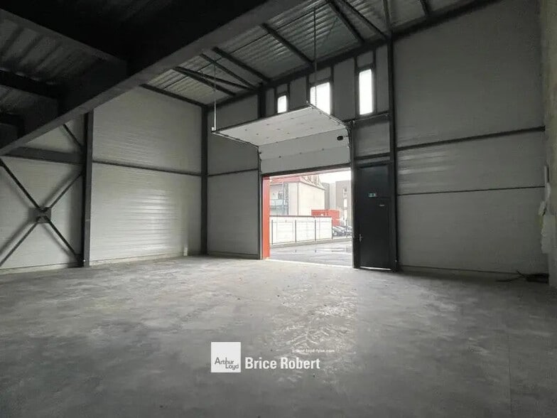Local d'activités dans Pont-de-Chéruy à vendre - Photo intérieure – Image 2 sur 4