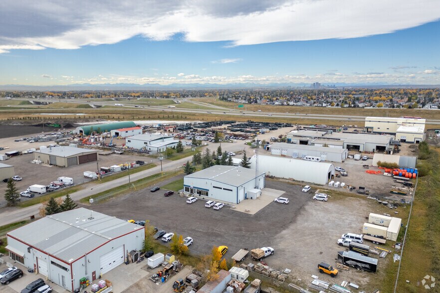8470 23rd Ave NE, Calgary, AB à louer - Aérien – Image 2 sur 2