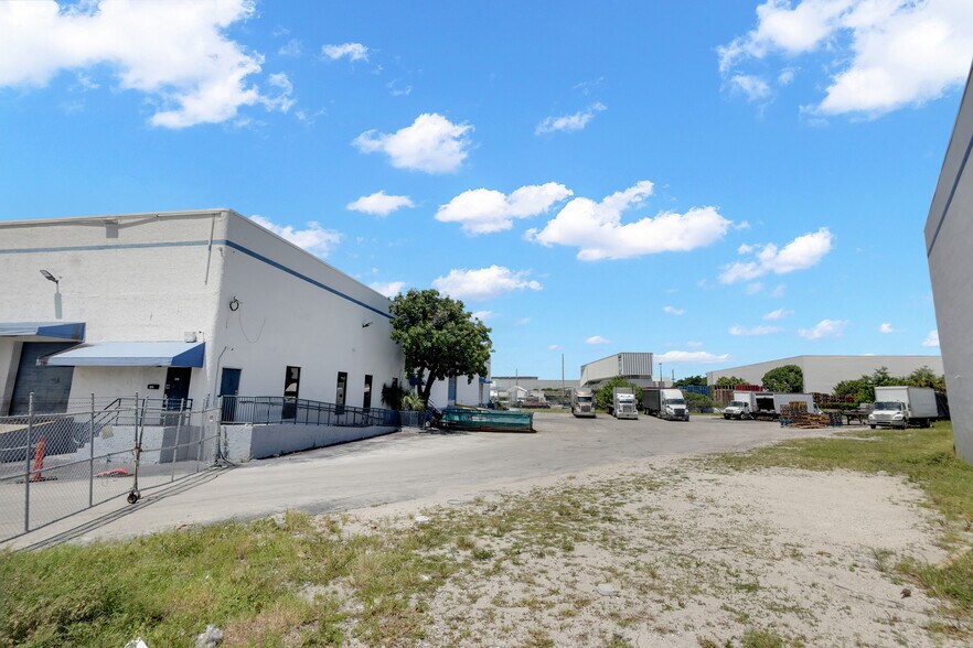 2650 NW 75th Ave, Miami, FL à louer - Photo de l’immeuble – Image 3 sur 5