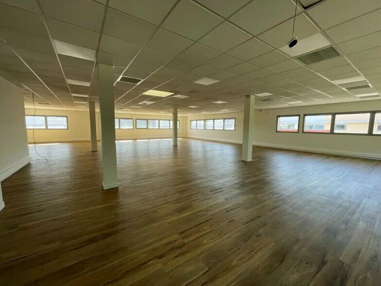 Bureau dans Saint-Priest à louer - Photo de l’immeuble – Image 2 sur 12