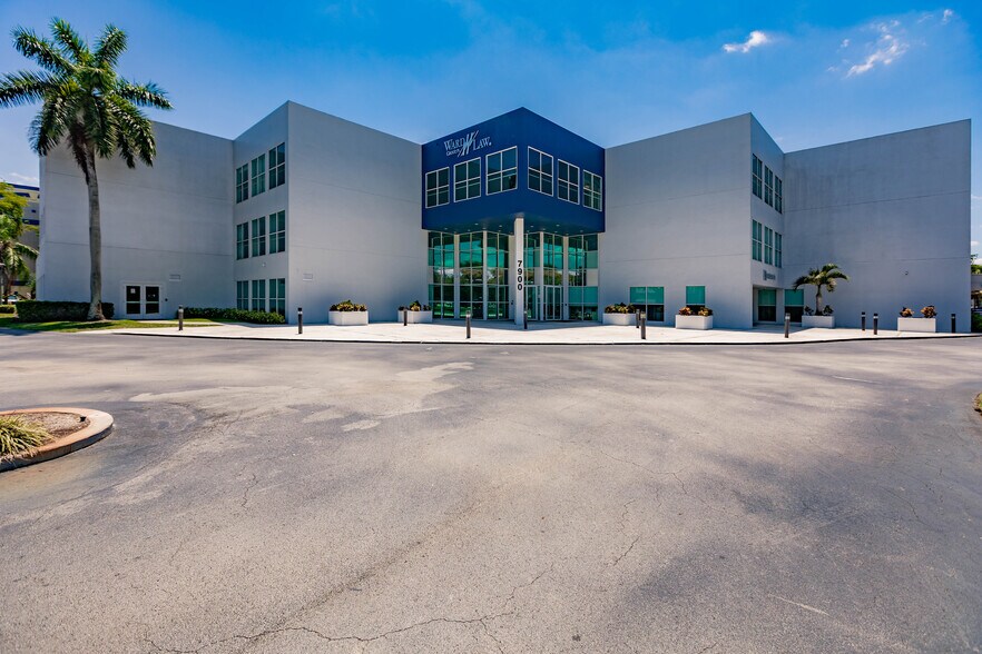 7900 NW 154th St, Miami Lakes, FL à louer - Photo principale – Image 1 sur 13