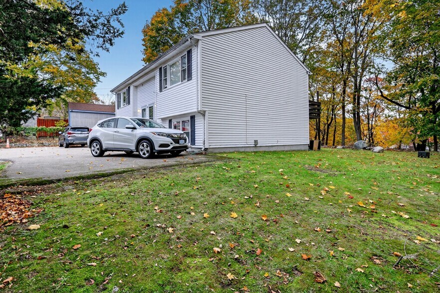 28 Riverdale Ave, West Warwick, RI à vendre - Photo de l’immeuble – Image 2 sur 8