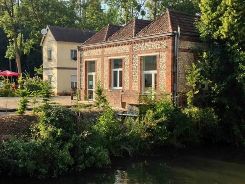 Bureau dans Louviers à louer - Photo de l’immeuble – Image 1 sur 5