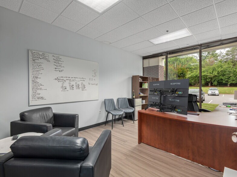 300 Ridgefield Ct, Asheville, NC à louer - Photo de l’immeuble – Image 3 sur 4