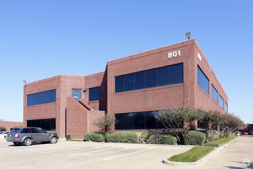 801 E Plano Pky, Plano, TX à louer - Photo principale – Image 1 sur 10