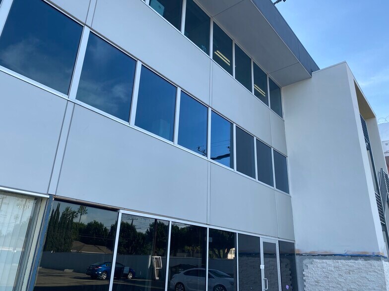 1833 E 17th St, Santa Ana, CA à louer - Photo de l’immeuble – Image 2 sur 11