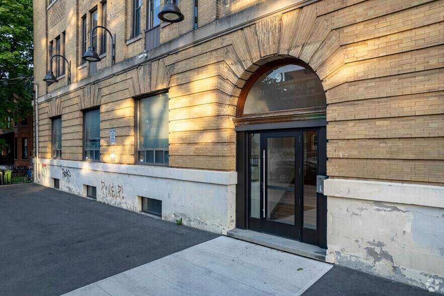 91 Oxford St, Toronto, ON à louer - Photo de l’immeuble – Image 3 sur 4