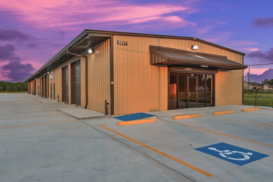5517 FM 2004 Rd, Hitchcock, TX à louer - Photo de l’immeuble – Image 3 sur 9