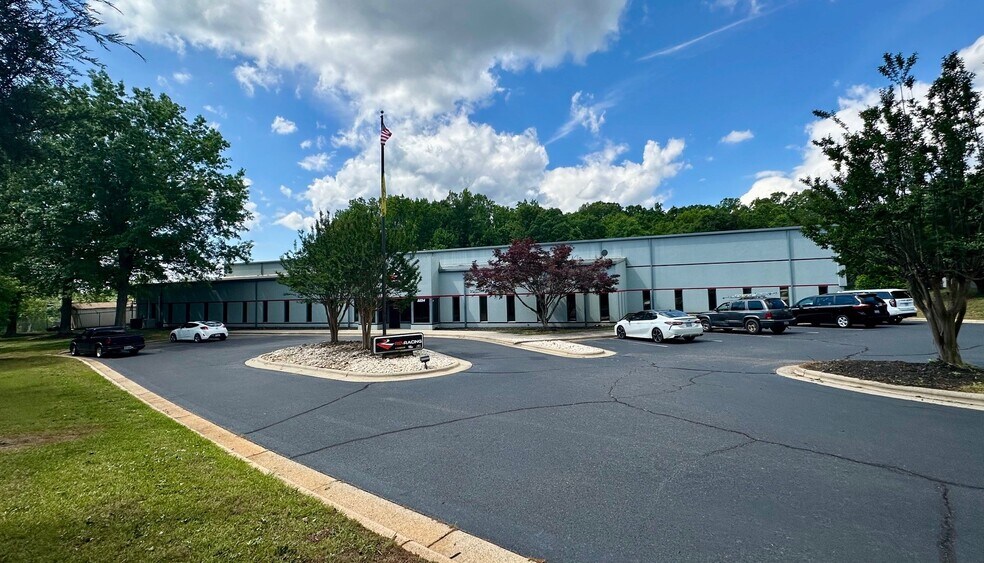 5254 S Pit Rd, Harrisburg, NC à vendre - Photo de l’immeuble – Image 1 sur 7