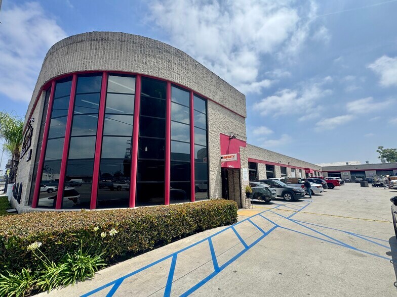 7834 Sepulveda Blvd, Van Nuys, CA à louer - Photo de l’immeuble – Image 2 sur 13